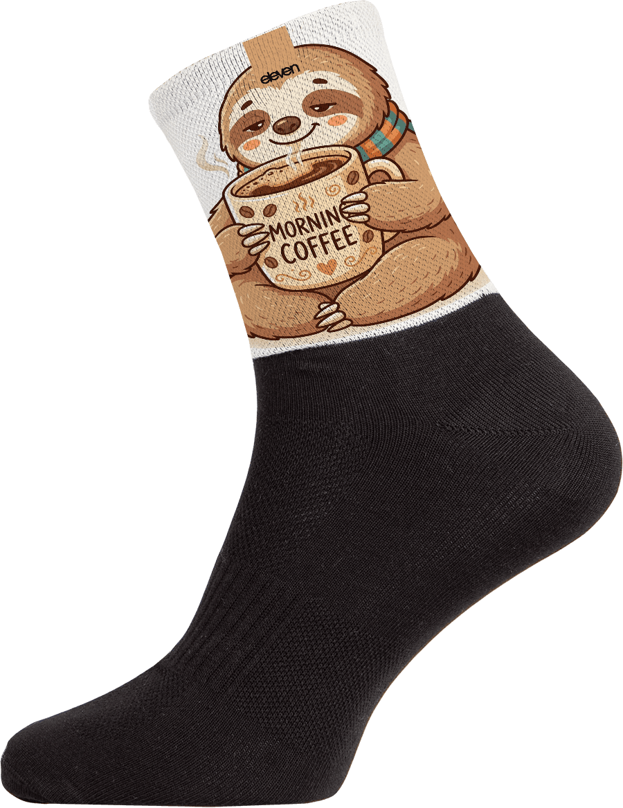 Lenochod pijící ranní kávu